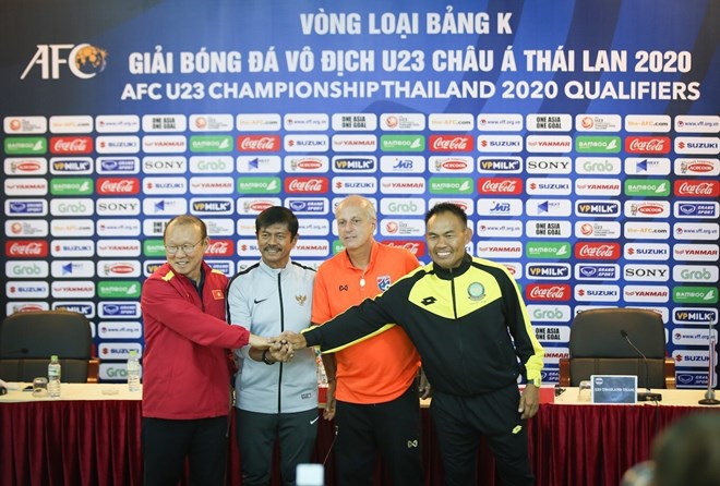 From left: The head coaches of Vietnam, Indonesia, Thailand, and Brunei pose for a photo at the press conference in Hanoi on March 21 (Photo: VNA)