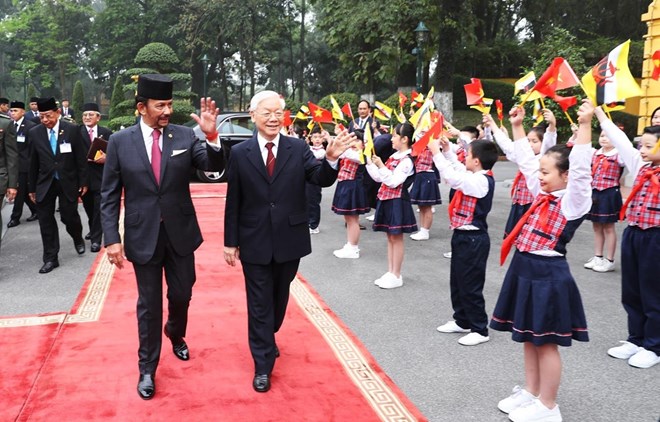 General Secretary of the Communist Party of Viet Nam Central Committee and President Nguyen Phu Trong (R) and Sultan Haji Hassanal Bolkiah at the welcome ceremony (Source: VNA)