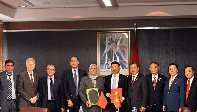 Representatives from the Da Nang and Tangier authorities at the signing ceremony (Photo: daibieunhandan.vn)