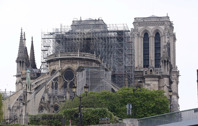 Nên giữ lại hồn xưa hay hiện đại hóa nhà thờ Đức Bà Paris?