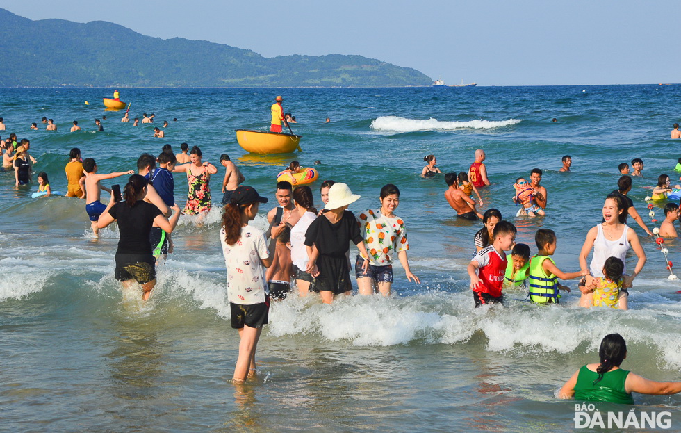 Biển Đà Nẵng tấp nập du khách trong kỳ nghỉ lễ
