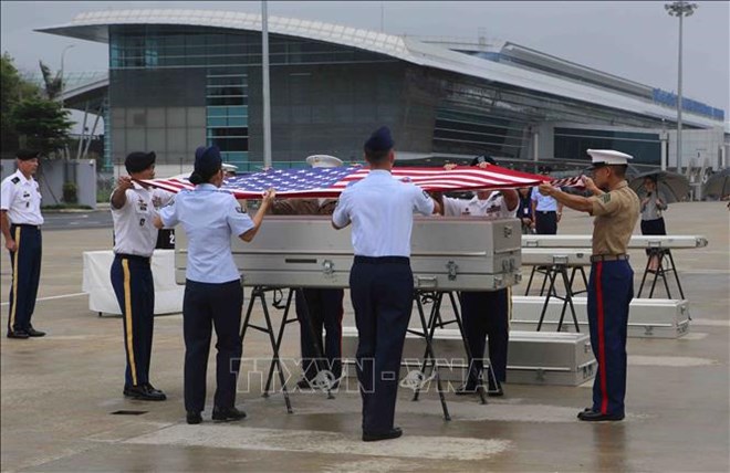 A ceremony to repatriate remains of US servicemen at Da Nang International Airport on December 11, 2018 (Photo: VNA)