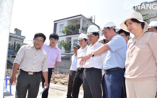 Deputy Secretary Tri (3rd right) at the construction site of the 1st stage of a smart parking garage project at 255 Phan Chau Trinh