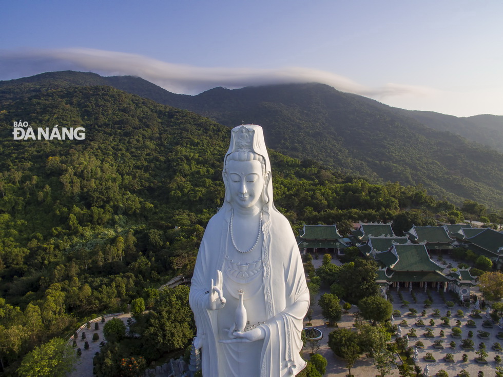 The statue overlooks the sea, and behind it lies an immense primitive forest which is home to many kinds of plants and animals. The gentle eyes of the Avalokitesvara Bodhisattva look down. Inside the statue there are 17 floors, each housing 21 tiny Buddha statues of differing shapes.