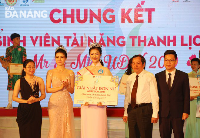 Ban tổ chức trao giải nhất đơn nữ- hoa khôi sinh viên tài năng thanh lịch ĐH Đà Nẵng năm 2019 cho sinh viên Nguyễn Hà Kiều Loan (Trường ĐH Kinh tế).