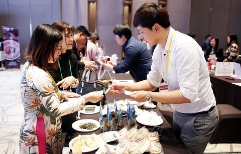 An e-commerce trading floor will be set up to sell products from South Korea, a conference heard in Seoul on Monday. — VNA/VNS Photo Read more at http://vietnamnews.vn/economy/518768/e-commerce-trading-floor-on-korean-products-to-be-launched.html#qPc0igWrk3TGBxaG.99