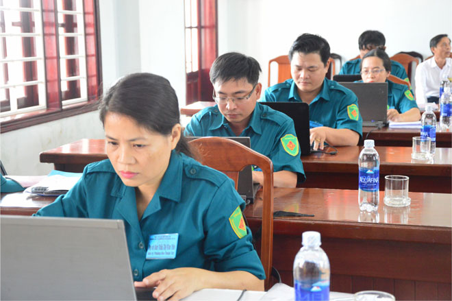 Các bí thư chi bộ quân sự quận Hải Châu thi nội dung soạn thảo nghị quyết lãnh đạo trên máy tính.