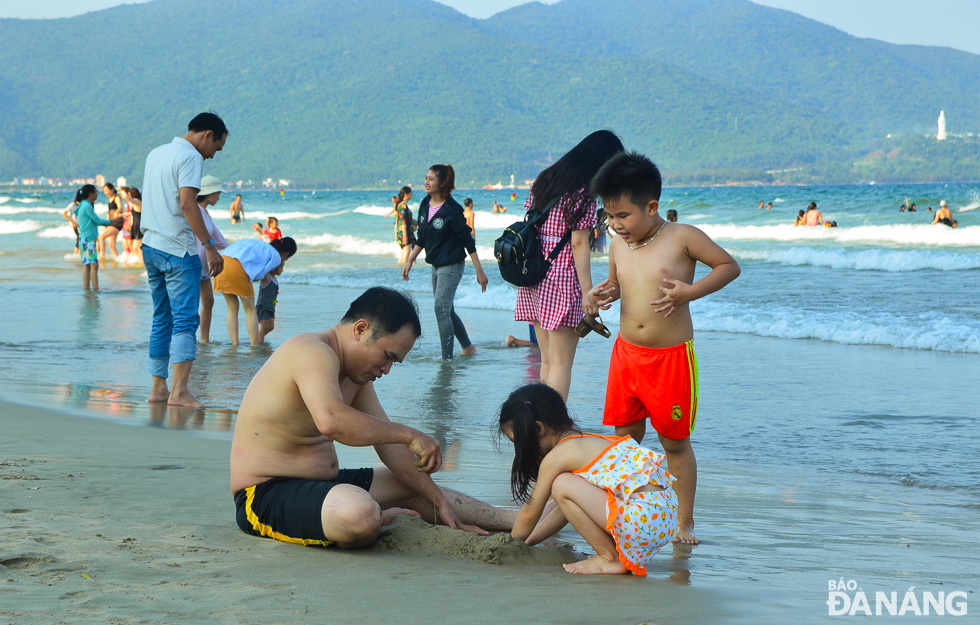 Trò chơi xây lâu đài cát thu hút người lớn lẫn trẻ nhỏ.