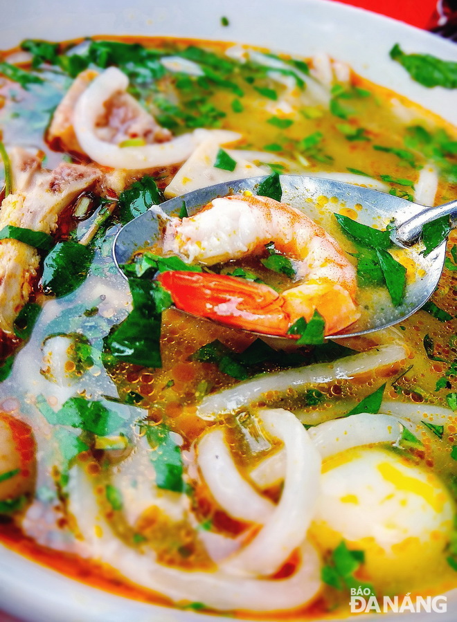  Shrimps, crabs and other types of seafood add more sweet taste to ‘banh canh’