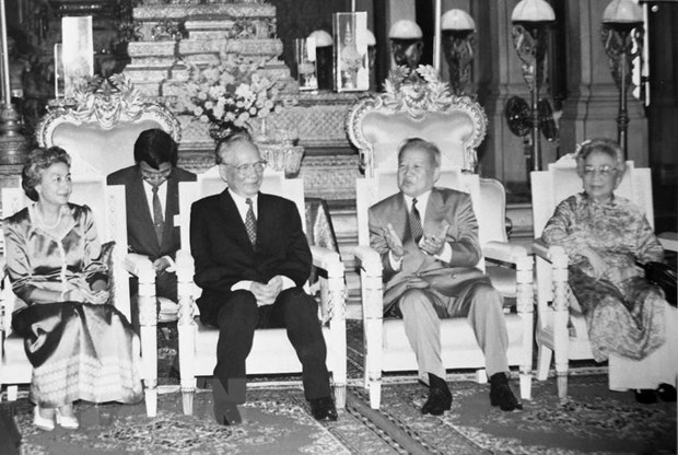 Cambodian King Norodom Sihanouk (second, right) receives President Le Duc Anh (second, left) on August 8, 1995 during the latter's official visit to Cambodia (Photo: VNA)