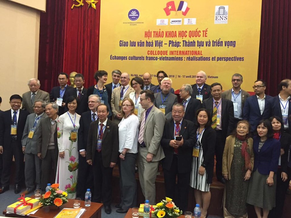 Ông Peter Hunt chụp ảnh cùng các học giả Việt Nam và nước ngoài tại một hội thảo quốc tế năm 2018 tại Hà Nội. Ảnh: Hải Hà