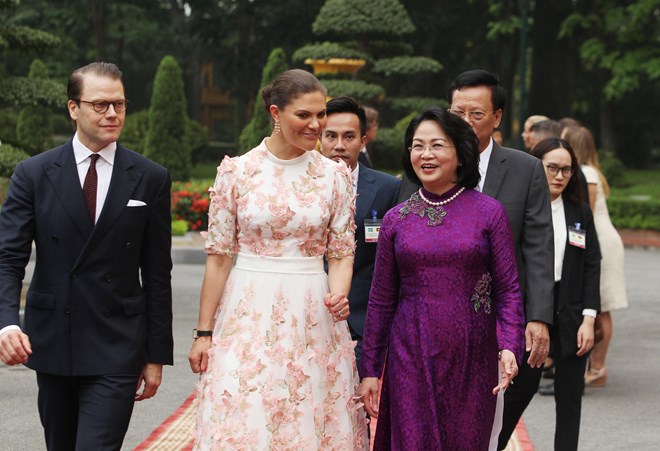 Vice President Dang Thi Ngoc Thinh (front, right) welcomes Crown Princess of Sweden Victoria Ingrid Alice Désiree before their talks in Hanoi on May 6 (Photo: VNA)