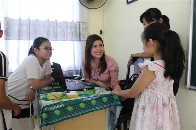 Teacher Loan and her students in a sexual harassment prevention class. (Photo: tienphong.vn)