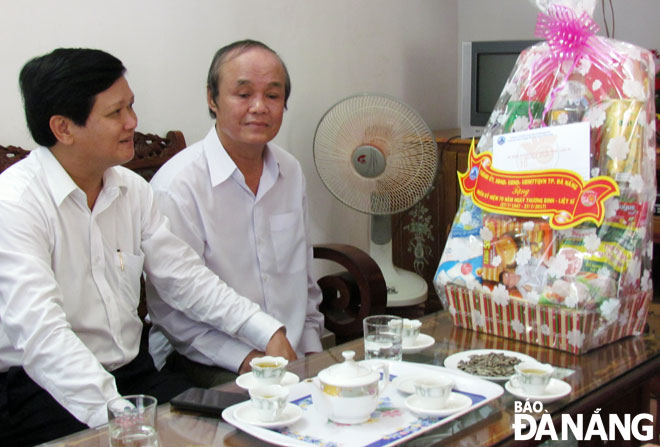 Chairman of the municipal People’s Council Nguyen Nho Trung (left) visited and gave gifts to a social policy family in Thanh Khe District on the occasion of the War Invalids and Martyrs’ Day (27 July).