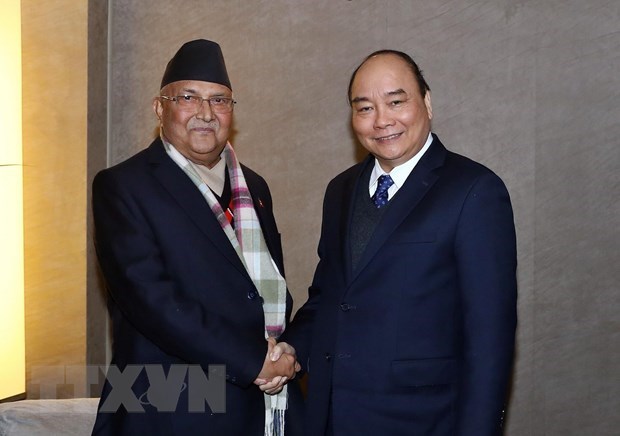 PM Nguyen Xuan Phuc (R) and Nepali PM K P Sharma Oli on the sidelines of the annual Davos World Economic Forum in January 2019 (Photo: VNA)