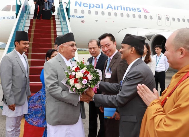 Nepali Prime Minister K. P. Sharma Oli (second, left) is welcomed at Noi Bai International Airport in Ha Noi on 9 May(Photo: VNA)