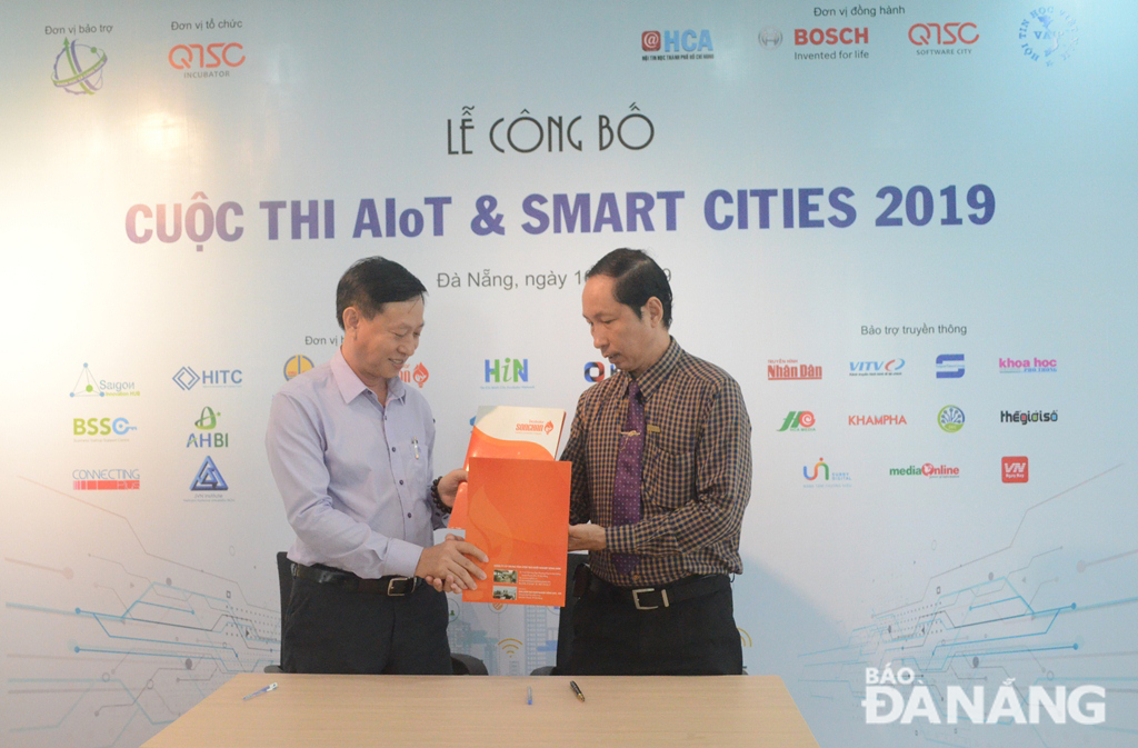 Representatives from the QTSC Incubator and the Songhan Incubator signing a cooperation agreement on the ‘AIoT & Smart Cities 2019’