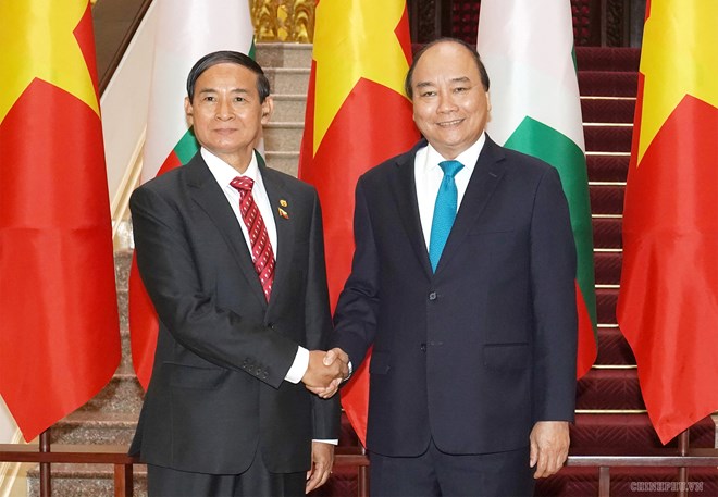 Prime Minister Nguyen Xuan Phuc (R) and Myanmar President Win Myint in Hanoi on May 11 (Photo: VNA)