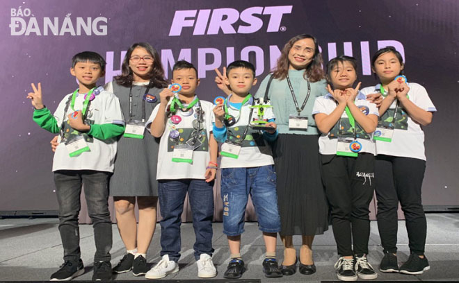 A team of pupils from the Da Nang-based Phu Dong Primary School at the First Lego League Championship 2019 in the USA