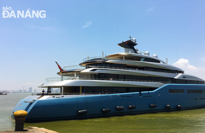 Due to its length of 98m, the yacht finds it quite hard to anchor in the Tien Sa Port