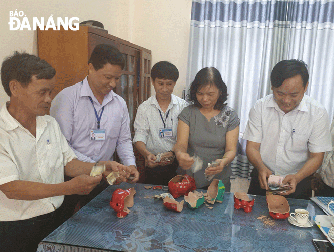 Hoa Son Commune’s government employees and people have been involved in saving money in their piggy banks to help the needy.
