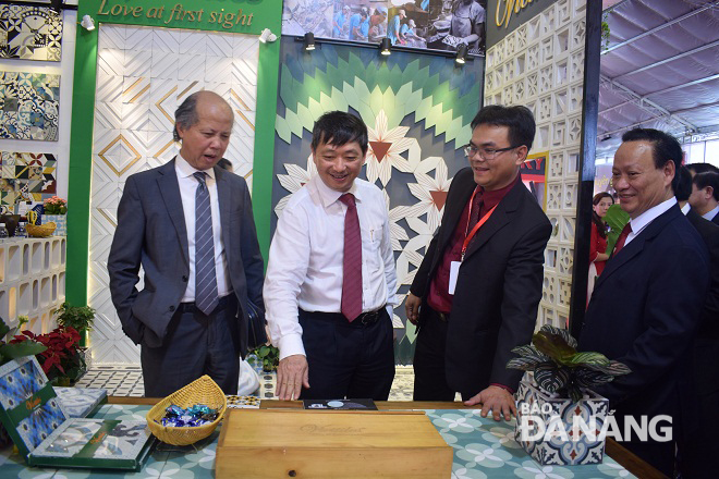 Vice Chairman Dung (second left) visiting a pavilion at the international Vietbuild exhibition