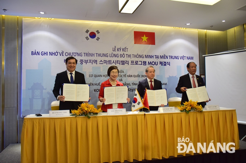 Representatives from KOICA, Da Nang, and the provinces of Thua Thien Hue and Quang Nam at the signing ceremony