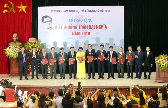 Authors of outstanding scientific researches are presented with the Tran Dai Nghia Award in Ha Noi on May 17 (Photo: VNA)
