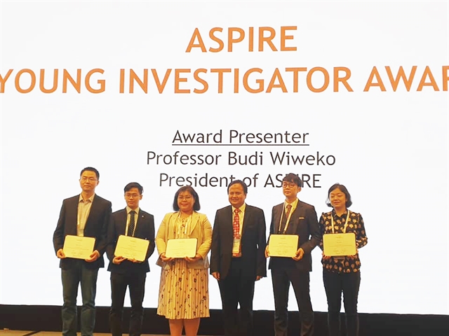 Doctors Ho Ngoc Anh Vu and Ma Pham Que Mai (second and third left) from HCM City’s My Duc Hospital received the Young Investigator Award for scientists aged below 40 years at the 9th Congress of the Asia Pacific Initiative on Reproduction. (Photo courtesy of the hospital)