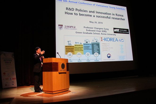 A Korean expert is presenting the Republic of Korea’s development and research policies at the workshop (Photo: VNA)