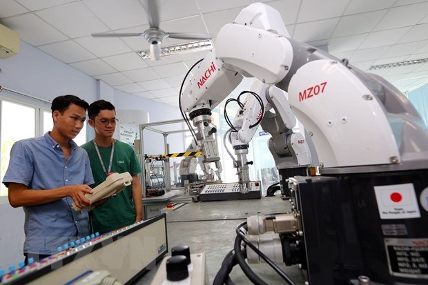 Students operate a robot at the Saigon Hi-tech Park Training Centre in Ho Chi Minh City (Photo: VNA)