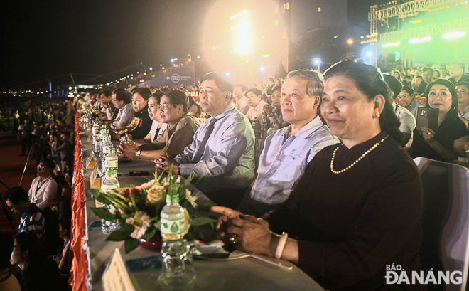 Vice Chairwoman of the National Assembly Tong Thi Phong (right) and representatives from national government agencies at the opening ceremony
