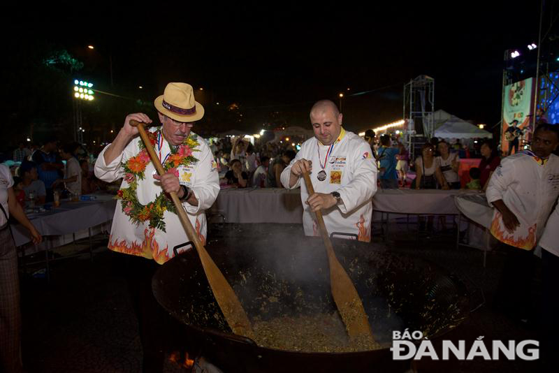 Every night, Mr Thomas Andreas Gugler, the President of WORLDCHEFS, chooses a typical chef from the participating countries to cook a typical dish at the ‘Big Dish’ area.