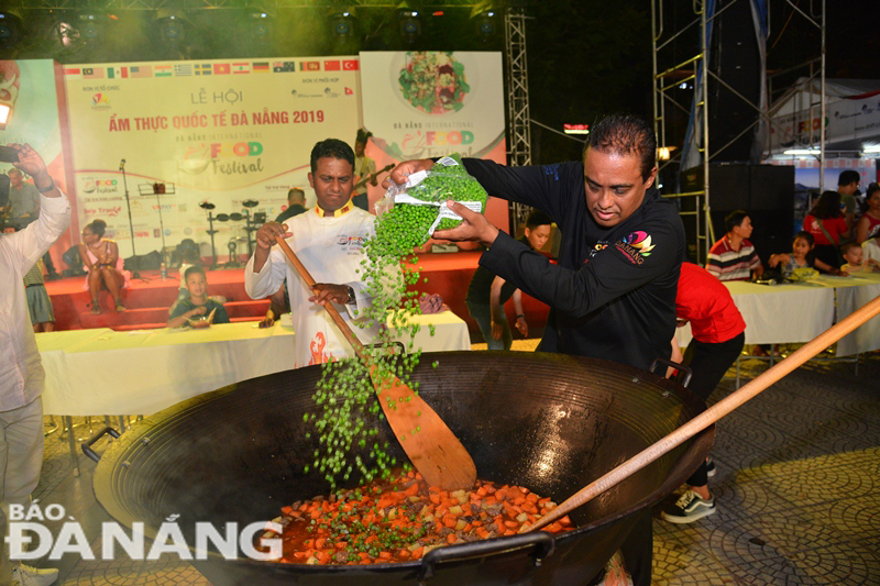 Mr Keerthi Hapugasdeniya (in black shirt), the founder of the DNIFF, cooking a dish at the ‘Big Dish’ area