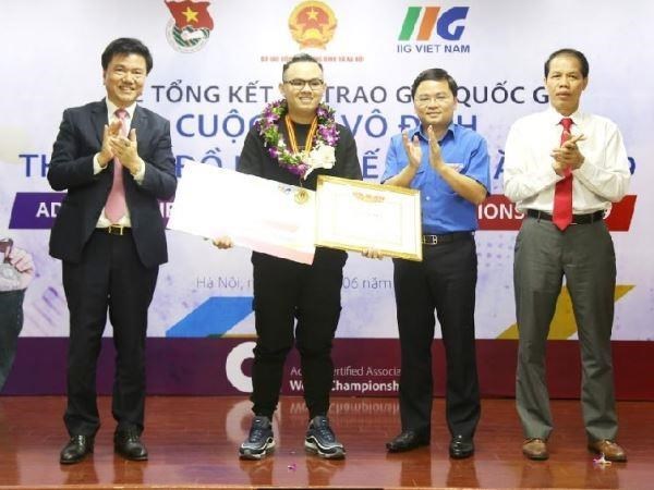 Tran Ngoc Anh Khoa receives first prize of ACAWC Vietnam 2019 (Source: VNA)