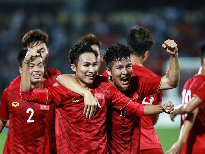 Viet Nam's U-23 players celebrate their first goal (Photo: VNA)