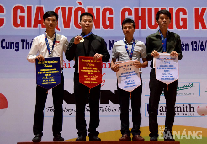Local billiard player Le Viet Toan (3rd left) took a bronze medal in the English billiards category