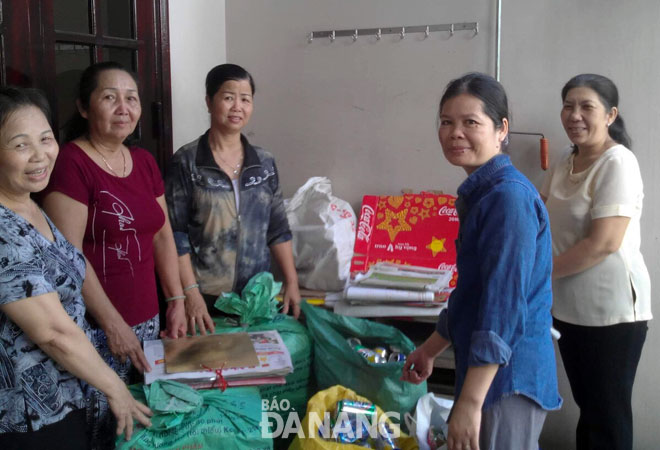Chị em phụ nữ khu dân cư Thuận An 5 trong một buổi phân loại rác thải nhựa. Ảnh: Q.T