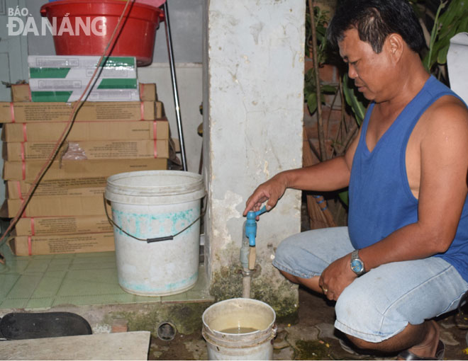 Residents living on Le Canh Tuan Street expressing their annoyance at water supply interruptions occurring during peak hours