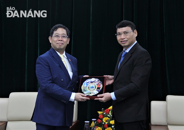 Vice Chairman Minh (right) and Mr Sugondhabhirom