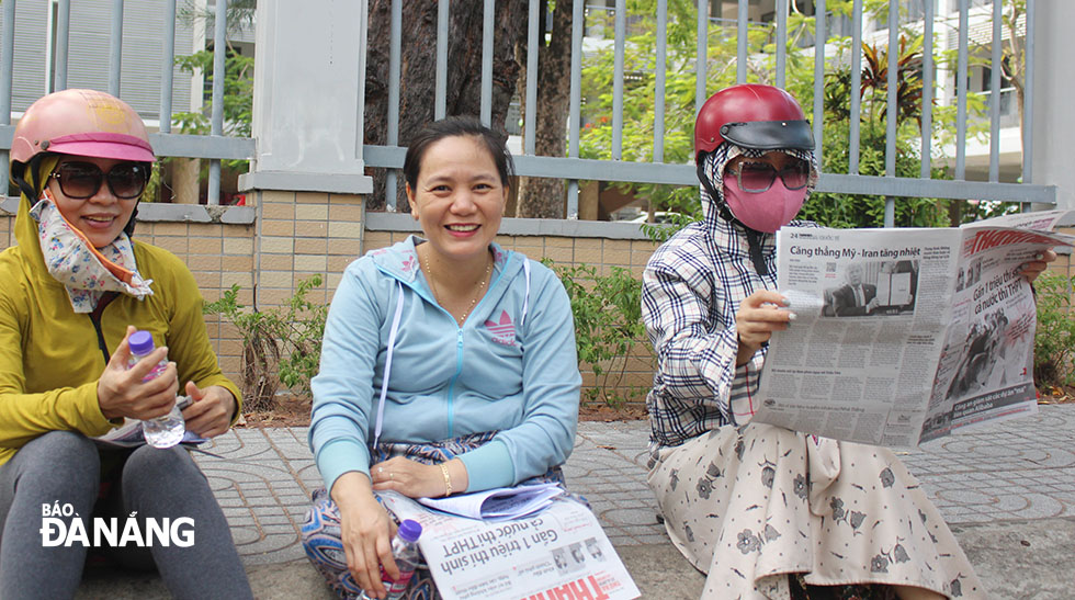 Một số phụ huynh chờ con thi tại điểm thi trường THPT Phan Châu Trinh.
