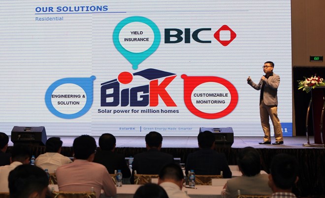 A representative of the SolarBK company introduces a smart technological solution for the renewable energy sector at the 2019 Vietnam Technology-Energy forum (Photo: VNA)