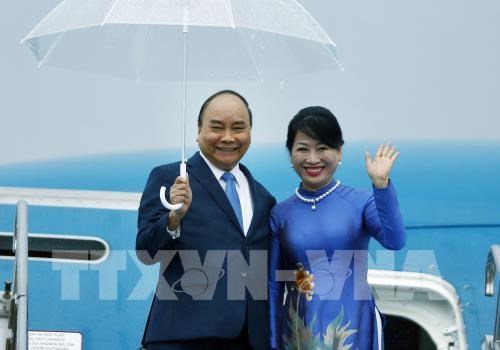 Prime Minister Nguyen Xuan Phuc and his spouse at the Kansai International Airport, Osaka, Japan (Photo VNA)