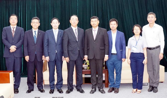 Vice Chairman Minh (4th right) and Japanese visitors