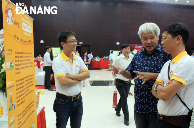 Mr Tram Nguyen Thanh (left) and Mr Bui Nhu Mau (1st right) at the two-day exhibition of the South Central Region and Highlands Science and Technology Conference 2019