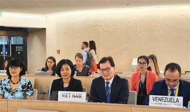 Ambassador Duong Tri Dung, head of the Vietnamese permanent mission in Geneva (the third from the left ) (Source: VNA)