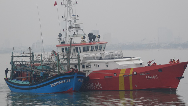 Lai dắt tàu cá Đà Nẵng bị trôi dạt về bờ