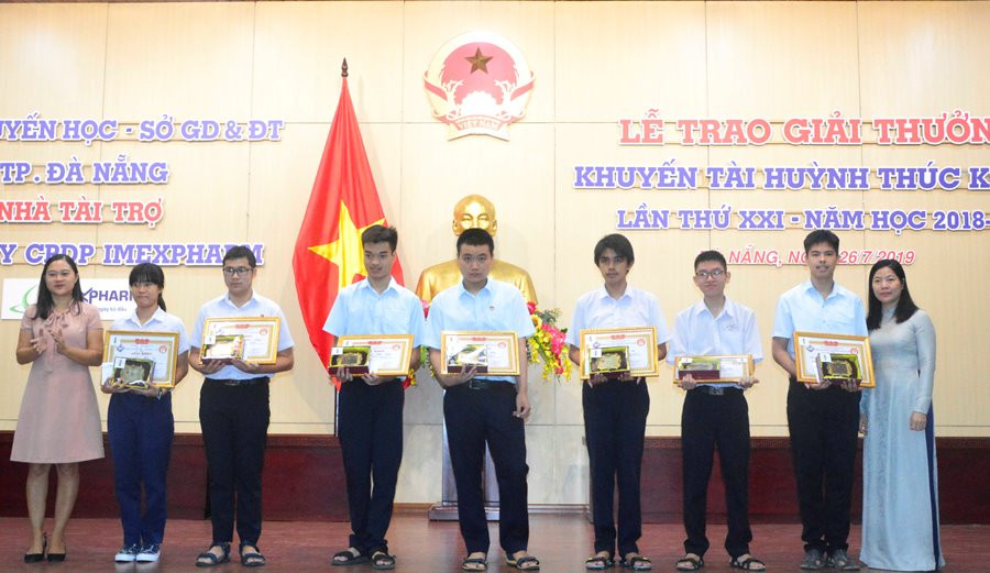 45 học sinh nhận giải thưởng khuyến tài Huỳnh Thúc Kháng