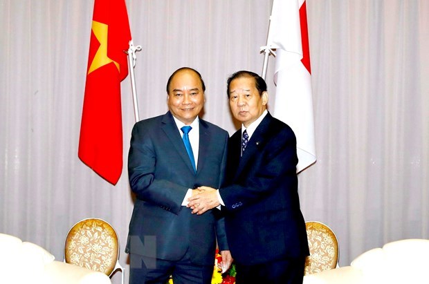 PM Nguyen Xuan Phuc (L) and Toshihiro Nikai, Secretary General of the Liberal Democratic Party (LDP) of Japan and Chairman of the Japan-Vietnam Friendship Parliamentary Alliance (JVPA). (Photo: VNA)