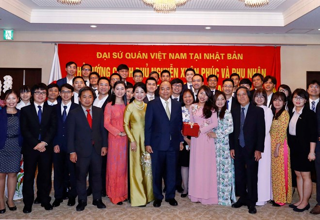 Prime Minister Nguyen Xuan Phuc on July 1 meets with the staff of the Vietnamese Embassy in Japan and representatives of the Vietnamese community in the country. (Source: VNA)
